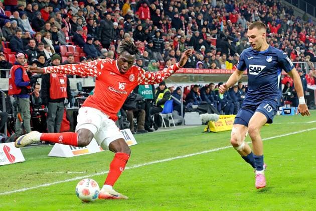Mainz, Germany 21 November 2025 1 BL 2025 2026 FSV Mainz 05 vs TSG 1899 Hoffenheim In picture from left in duel Danny da Costa Mainz vs Tim Lemperle Hoffenheim DFL regulations prohibit any use of photographs as image sequences and or quasi video Mewa Arena Rheinland Pfalz Copyright: xFotostandx xRacochax