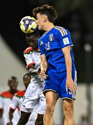Italy v Burkina Faso : Quarter-final- FIFA U-17 World Cup Qatar 2025 Antonio Arena of Italy and Ismael Zalle of Burkina Faso in action during the FIFA U-17 World Cup Qatar 2025 Quarter-final match between Italy and Burkina Faso in Doha, Qatar, on November 21, 2025. DOHA Qatar Copyright: xNOUSHADxTHEKKAYILx