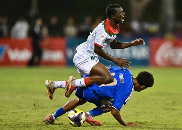 Italy v Burkina Faso : Quarter-final- FIFA U-17 World Cup Qatar 2025 David Marini of Italy and Cherif Barro of Burkina Faso in action during the FIFA U-17 World Cup Qatar 2025 Quarter-final match between Italy and Burkina Faso in Doha, Qatar, on November 21, 2025. DOHA Qatar Copyright: xNOUSHADxTHEKKAYILx