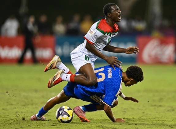 Italy v Burkina Faso : Quarter-final- FIFA U-17 World Cup Qatar 2025 David Marini of Italy and Cherif Barro of Burkina Faso in action during the FIFA U-17 World Cup Qatar 2025 Quarter-final match between Italy and Burkina Faso in Doha, Qatar, on November 21, 2025. DOHA Qatar Copyright: xNOUSHADxTHEKKAYILx