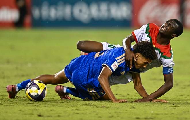 Italy v Burkina Faso : Quarter-final- FIFA U-17 World Cup Qatar 2025 David Marini of Italy and Cherif Barro of Burkina Faso in action during the FIFA U-17 World Cup Qatar 2025 Quarter-final match between Italy and Burkina Faso in Doha, Qatar, on November 21, 2025. DOHA Qatar Copyright: xNOUSHADxTHEKKAYILx