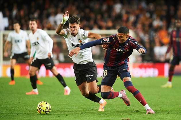 Hugo Duro Valencia CF and Kevin Arriaga Levante UD during the LaLiga EA Sports match between Valencia CF and Levante UD at Estadio de Mestalla on December 21, 2025 in Valencia, Spain Photo by Maria Jose Segovia DeFodi Images