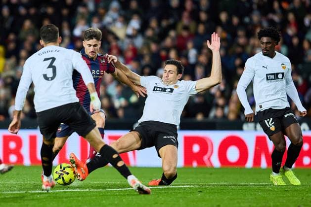 Valencia CF v Levante UD - LaLiga EA Sports VALENCIA, SPAIN - NOVEMBER 21: Ivan Romero of Levante UD competes for the ball with Cesar Tarrega Centre-Back of Valencia CF during to the LaLiga EA Sports match between Valencia CF and Levante UD Mestalla stadium on November 21, 2025 in Valencia, Spain. (Photo by Jose Torres Photo Players Images Magara Press) Valencia Estadio de Mestalla Spain Copyright: xJosexTorresx