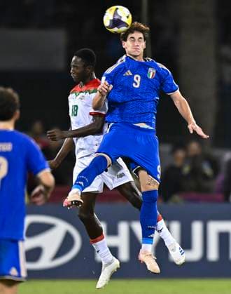 Italy v Burkina Faso : Quarter-final- FIFA U-17 World Cup Qatar 2025 Thomas Campaniello of Italy and Eddie Kogo of Burkina Faso in action during the FIFA U-17 World Cup Qatar 2025 Quarter-final match between Italy and Burkina Faso in Doha, Qatar, on November 21, 2025. DOHA Qatar Copyright: xNOUSHADxTHEKKAYILx