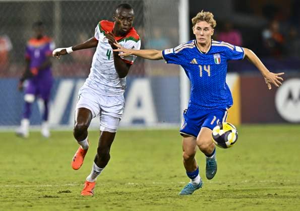 Italy v Burkina Faso : Quarter-final- FIFA U-17 World Cup Qatar 2025 Fabio Pandolfi of Italy and Issouf Dabo of Burkina Faso in action during the FIFA U-17 World Cup Qatar 2025 Quarter-final match between Italy and Burkina Faso in Doha, Qatar, on November 21, 2025. DOHA Qatar Copyright: xNOUSHADxTHEKKAYILx