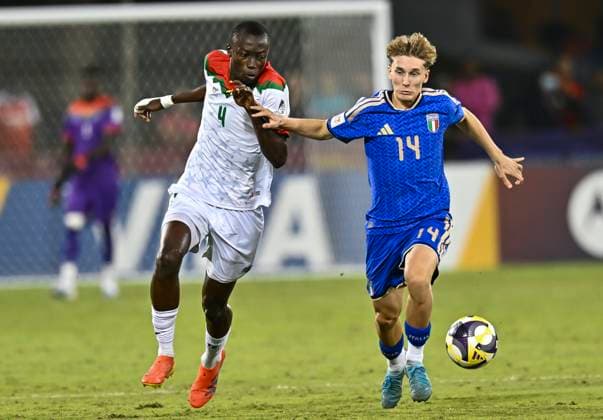 Italy v Burkina Faso : Quarter-final- FIFA U-17 World Cup Qatar 2025 Fabio Pandolfi of Italy and Issouf Dabo of Burkina Faso in action during the FIFA U-17 World Cup Qatar 2025 Quarter-final match between Italy and Burkina Faso in Doha, Qatar, on November 21, 2025. DOHA Qatar Copyright: xNOUSHADxTHEKKAYILx