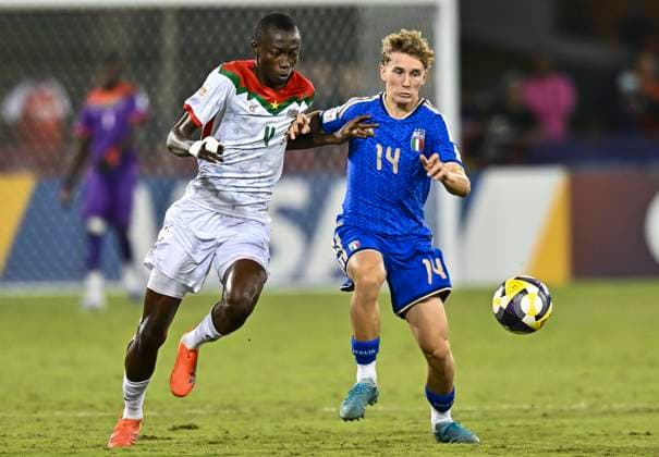 Italy v Burkina Faso : Quarter-final- FIFA U-17 World Cup Qatar 2025 Fabio Pandolfi of Italy and Issouf Dabo of Burkina Faso in action during the FIFA U-17 World Cup Qatar 2025 Quarter-final match between Italy and Burkina Faso in Doha, Qatar, on November 21, 2025. DOHA Qatar Copyright: xNOUSHADxTHEKKAYILx