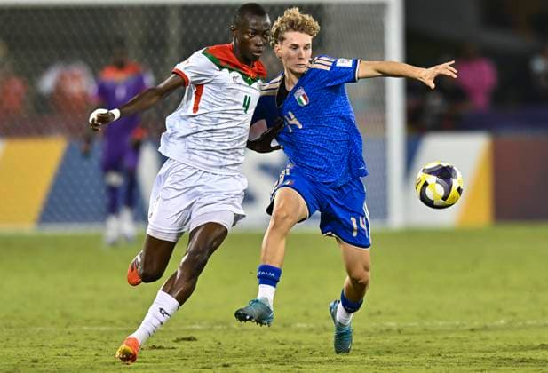 Italy v Burkina Faso : Quarter-final- FIFA U-17 World Cup Qatar 2025 Fabio Pandolfi of Italy and Issouf Dabo of Burkina Faso in action during the FIFA U-17 World Cup Qatar 2025 Quarter-final match between Italy and Burkina Faso in Doha, Qatar, on November 21, 2025. DOHA Qatar Copyright: xNOUSHADxTHEKKAYILx