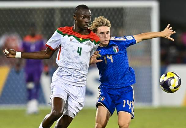 Italy v Burkina Faso : Quarter-final- FIFA U-17 World Cup Qatar 2025 Fabio Pandolfi of Italy and Issouf Dabo of Burkina Faso in action during the FIFA U-17 World Cup Qatar 2025 Quarter-final match between Italy and Burkina Faso in Doha, Qatar, on November 21, 2025. DOHA Qatar Copyright: xNOUSHADxTHEKKAYILx