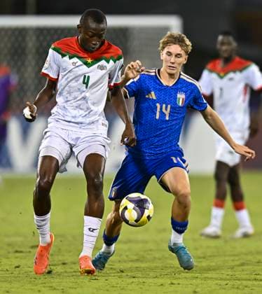 Italy v Burkina Faso : Quarter-final- FIFA U-17 World Cup Qatar 2025 Fabio Pandolfi of Italy and Issouf Dabo of Burkina Faso in action during the FIFA U-17 World Cup Qatar 2025 Quarter-final match between Italy and Burkina Faso in Doha, Qatar, on November 21, 2025. DOHA Qatar Copyright: xNOUSHADxTHEKKAYILx