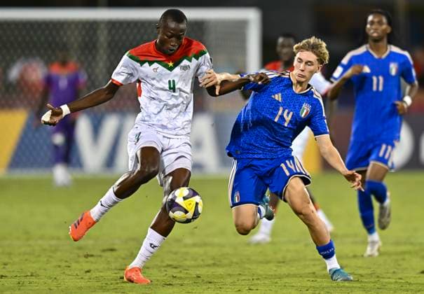 Italy v Burkina Faso : Quarter-final- FIFA U-17 World Cup Qatar 2025 Fabio Pandolfi of Italy and Issouf Dabo of Burkina Faso in action during the FIFA U-17 World Cup Qatar 2025 Quarter-final match between Italy and Burkina Faso in Doha, Qatar, on November 21, 2025. DOHA Qatar Copyright: xNOUSHADxTHEKKAYILx