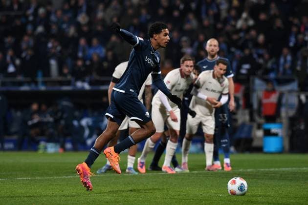 Francis Onyeka VfL Bochum in action, on the ball, individual action, taking a penalty during the 2 Bundesliga match between VfL Bochum and Dynamo Dresden, Vonovia Ruhrstadion on November 21, 2025 in Bochum, Germany, Germany Photo by Ralf Treese DeFodi Images Francis Onyeka VfL Bochum controls the ball during the 2 Bundesliga match between VfL Bochum and Dynamo Dresden at Vonovia Ruhrstadion on November 21, 2025 in Bochum, Germany Photo by Ralf Treese DeFodi Images Photo by Ralf Treese DeFodi Images