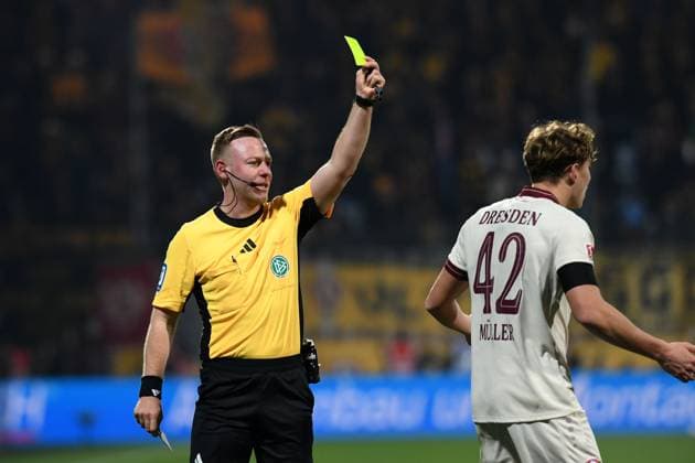 Referee Lars Erbst shows the yellow card to Friedrich Müller Dynamo Dresden during the 2 Bundesliga match between VfL Bochum and Dynamo Dresden at Vonovia Ruhrstadion on November 21, 2025 in Bochum, Germany Germany Photo by Ralf Treese DeFodi Images Referee Lars Erbst shows the yellow card to Friedrich Müller Dynamo Dresden during the 2 Bundesliga match between VfL Bochum and Dynamo Dresden at Vonovia Ruhrstadion on November 21, 2025 in Bochum, Germany Photo by Ralf Treese DeFodi Images Photo by Ralf Treese DeFodi Images