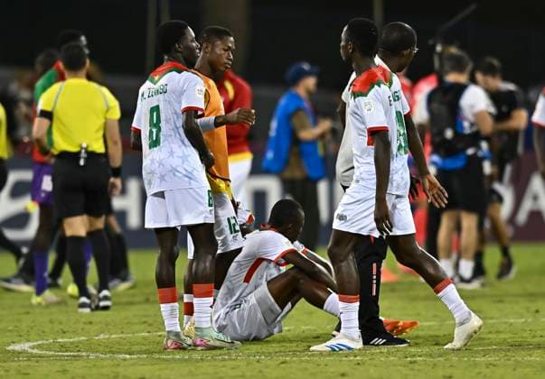 Italy v Burkina Faso : Quarter-final- FIFA U-17 World Cup Qatar 2025 Burkina Faso players appears dejected after the FIFA U-17 World Cup Qatar 2025 Quarter-final match between Italy and Burkina Faso in Doha, Qatar, on November 21, 2025. DOHA Qatar Copyright: xNOUSHADxTHEKKAYILx