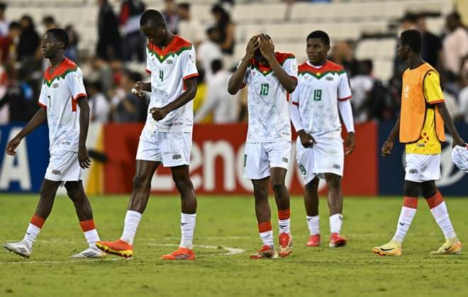 Italy v Burkina Faso : Quarter-final- FIFA U-17 World Cup Qatar 2025 Burkina Faso players appears dejected after the FIFA U-17 World Cup Qatar 2025 Quarter-final match between Italy and Burkina Faso in Doha, Qatar, on November 21, 2025. DOHA Qatar Copyright: xNOUSHADxTHEKKAYILx
