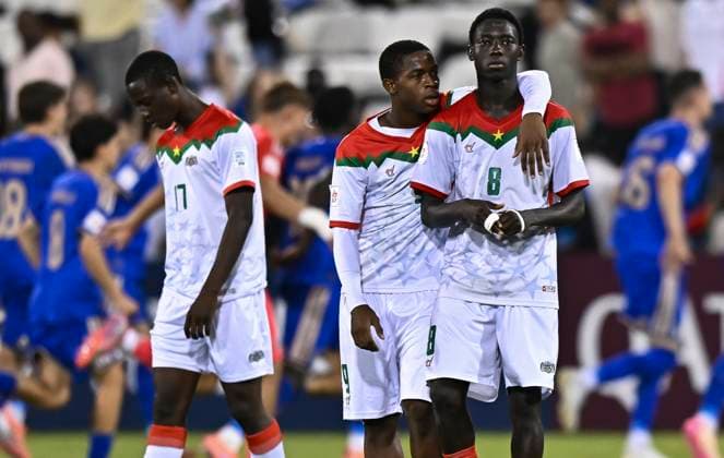 Italy v Burkina Faso : Quarter-final- FIFA U-17 World Cup Qatar 2025 Burkina Faso players appears dejected after the FIFA U-17 World Cup Qatar 2025 Quarter-final match between Italy and Burkina Faso in Doha, Qatar, on November 21, 2025. DOHA Qatar Copyright: xNOUSHADxTHEKKAYILx