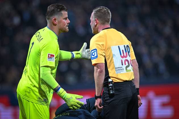 Germany, Football, 2 Bundesliga, Matchday 13, 2025 2026, VfL Bochum vs Dynamo Dresden, 21 11 2025, Vonovia Ruhrstadion, Bochum, Germany, Timo Horn VfL Bochum, 1 in conversation with Lars Erbst Referee Copyright: xMarkusxVerwimpx