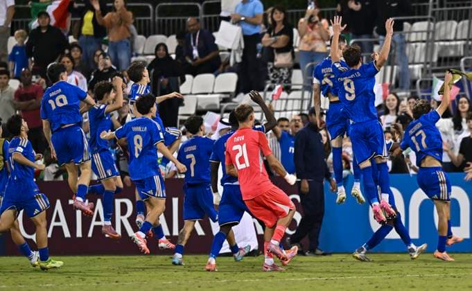 Italy v Burkina Faso : Quarter-final- FIFA U-17 World Cup Qatar 2025 Players of Italy celebrate after winning the FIFA U-17 World Cup Qatar 2025 Quarter-final match between Italy and Burkina Faso in Doha, Qatar, on November 21, 2025. DOHA Qatar Copyright: xNOUSHADxTHEKKAYILx