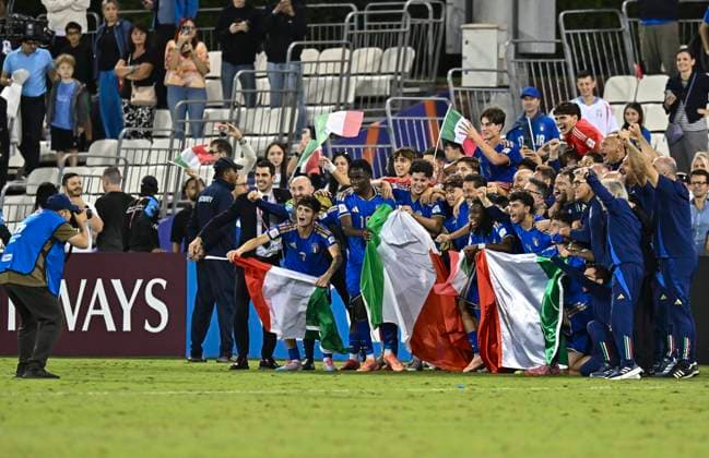 Italy v Burkina Faso : Quarter-final- FIFA U-17 World Cup Qatar 2025 Players of Italy celebrate after winning the FIFA U-17 World Cup Qatar 2025 Quarter-final match between Italy and Burkina Faso in Doha, Qatar, on November 21, 2025. DOHA Qatar Copyright: xNOUSHADxTHEKKAYILx