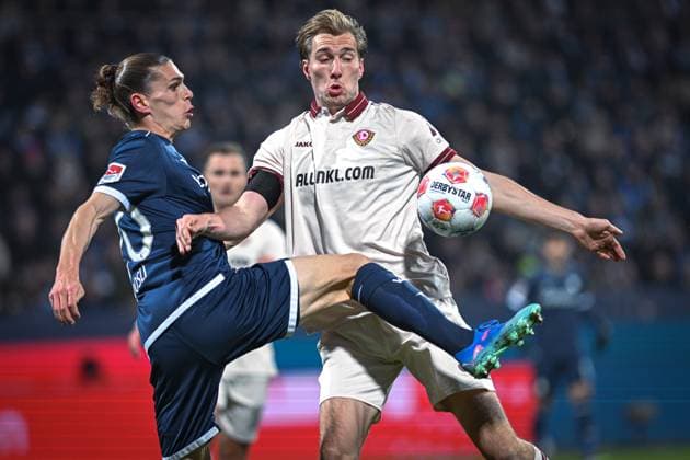 Germany, Football, 2 Bundesliga, Matchday 13, 2025 2026, VfL Bochum vs Dynamo Dresden, 21 11 2025, Vonovia Ruhrstadion, Bochum, Germany, Noah Loosli VfL Bochum, 20 clears in front of Vincent Vermeij Dynamo Dresden, 9 Copyright: xMarkusxVerwimpx