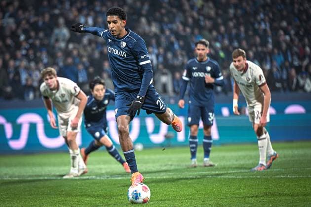 Germany, Football, 2 Bundesliga, Matchday 13, 2025 2026, VfL Bochum vs Dynamo Dresden, 21 11 2025, Vonovia Ruhrstadion, Bochum, Germany, Francis Onyeka VfL Bochum, 21 at the execution of the penalty kick Copyright: xMarkusxVerwimpx