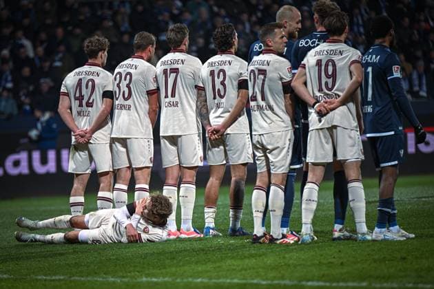 Germany, Football, 2 Bundesliga, Matchday 13, 2025 2026, VfL Bochum vs Dynamo Dresden, 21 11 2025, Vonovia Ruhrstadion, Bochum, Germany, Dresden defensive wall at a Bochum free kick Copyright: xMarkusxVerwimpx