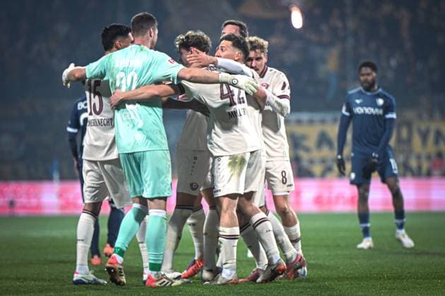 Germany, Football, 2 Bundesliga, Matchday 13, 2025 2026, VfL Bochum vs Dynamo Dresden, 21 11 2025, Vonovia Ruhrstadion, Bochum, Germany, Dresden team cheers after the final whistle Copyright: xMarkusxVerwimpx