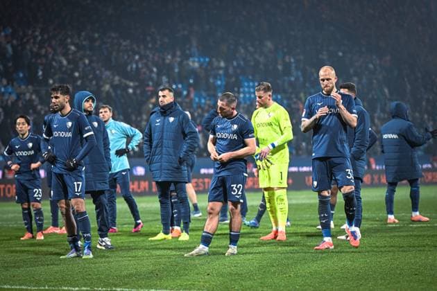 Germany, Football, 2 Bundesliga, Matchday 13, 2025 2026, VfL Bochum vs Dynamo Dresden, 21 11 2025, Vonovia Ruhrstadion, Bochum, Germany, disappointed Bochum team after final whistle Copyright: xMarkusxVerwimpx