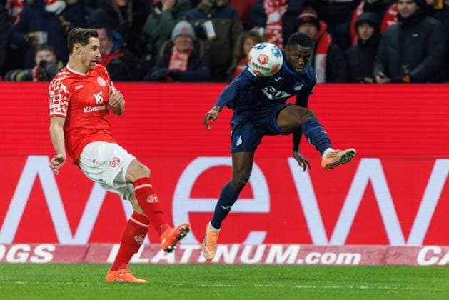 Ihlas Bebou TSG Hoffenheim in a duel with Dominik Kohr FSV Mainz 05 , FSV Mainz 05 vs TSG Hoffenheim, Football, 1 Bundesliga, Matchday 11, Season 2025 2026, 21 11 2025 DFB regulations prohibit any use of photographs as image sequences and or quasi video FSV Mainz 05 vs TSG Hoffenheim, Football, 1 Bundesliga, Matchday 11, Season 2025 2026, 21 11 2025 Copyright: xEibner-Pressefoto AlexanderxNeisx EP_ANS