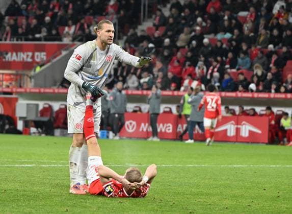 Soccer Bundesliga Season 2025 2026 Mewa Arena Mainz 21 11 2025 1 FSV Mainz 05 mz TSG Hoffenheim hof 1 1 Goalkeeper Robin ZENTNER 1 FSV Mainz 05 , helps Andreas HANCHE OLSEN 1 FSV Mainz 05 DFL REGULATIONS PROHIBIT ANY USE OF PHOTOGRAPHS AS IMAGE SEQUENCES AND OR QUASI VIDEO EDITORIAL USE ONLY NATIONAL AND INTERNATIONAL NEWS AGENCIES OUT Soccer Bundesliga 1 FSV Mainz 05