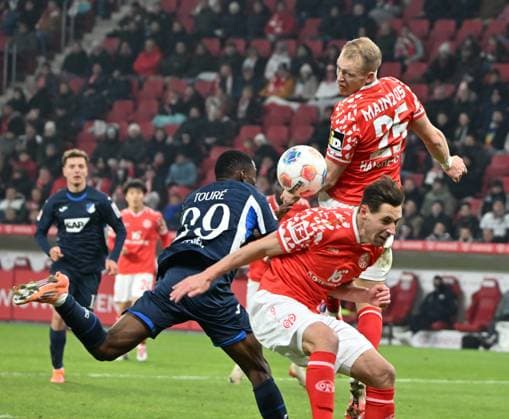 Soccer Bundesliga Season 2025 2026 Mewa Arena Mainz 21 11 2025 1 FSV Mainz 05 mz TSG Hoffenheim hof 1 1 V li Bazoumana TOURE TSG 1899 Hoffenheim , Andreas HANCHE OLSEN 1 FSV Mainz 05 and Dominik KOHR 1 FSV Mainz 05 DFL REGULATIONS PROHIBIT ANY USE OF PHOTOGRAPHS AS IMAGE SEQUENCES AND OR QUASI VIDEO EDITORIAL USE ONLY NATIONAL AND INTERNATIONAL NEWS AGENCIES OUT Soccer Bundesliga 1 FSV Mainz 05