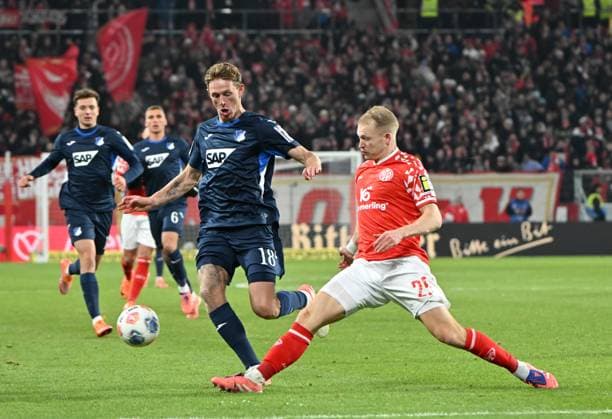 Soccer Bundesliga Season 2025 2026 Mewa Arena Mainz 21 11 2025 1 FSV Mainz 05 mz TSG Hoffenheim hof 1 1 Wouter BURGER TSG 1899 Hoffenheim , li Andreas HANCHE OLSEN 1 FSV Mainz 05 DFL REGULATIONS PROHIBIT ANY USE OF PHOTOGRAPHS AS IMAGE SEQUENCES AND OR QUASI VIDEO EDITORIAL USE ONLY NATIONAL AND INTERNATIONAL NEWS AGENCIES OUT Soccer Bundesliga 1 FSV Mainz 05