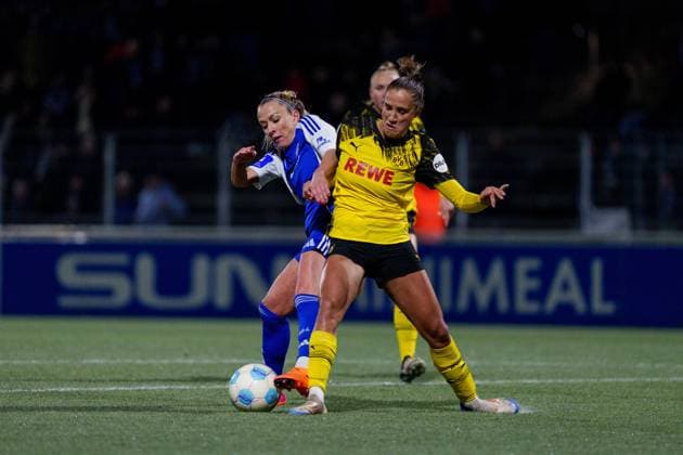 Womens Westfalen Pokal 2025 2026 FC Schalke 04 Borussia Dortmund Mandy Islacker S04, 9 in the duel for her goal to 2 1 with Jenske Steenwijk BVB, 3 Gelsenkirchen Parkstadion NRW Germany