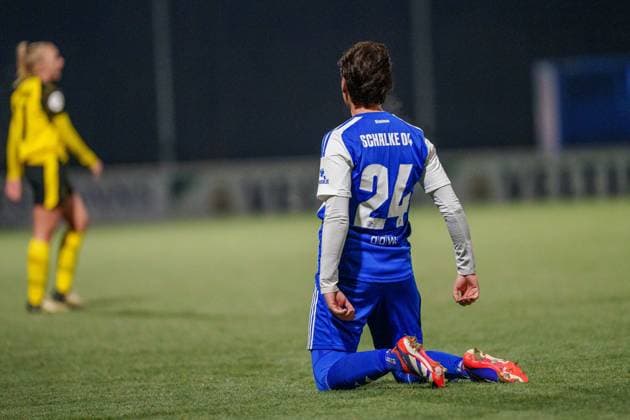 Womens Westfalen Pokal 2025 2026 FC Schalke 04 Borussia Dortmund Shari Noffke S04, 24 cheers after the final whistle Gelsenkirchen Parkstadion NRW Germany