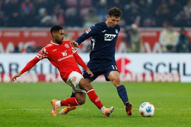 Phillipp Mwene FSV Mainz 05 in duel with Fisnik Asllani TSG Hoffenheim , FSV Mainz 05 vs TSG Hoffenheim, Football, 1 Bundesliga, Matchday 11, Season 2025 2026, 21 11 2025 DFB regulations prohibit any use of photographs as image sequences and or quasi video FSV Mainz 05 vs TSG Hoffenheim, Football, 1 Bundesliga, Matchday 11, Season 2025 2026, 21 11 2025 Copyright: xEibner-Pressefoto AlexanderxNeisx EP_ANS