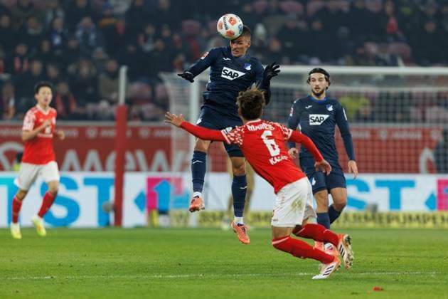 Grischa Proemel TSG Hoffenheim in duel with Kaishu Sano FSV Mainz 05 , FSV Mainz 05 vs TSG Hoffenheim, Football, 1 Bundesliga, Matchday 11, Season 2025 2026, 21 11 2025 DFB regulations prohibit any use of photographs as image sequences and or quasi video FSV Mainz 05 vs TSG Hoffenheim, Football, 1 Bundesliga, Matchday 11, Season 2025 2026, 21 11 2025 Copyright: xEibner-Pressefoto AlexanderxNeisx EP_ANS