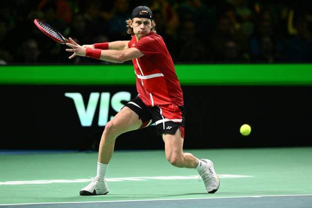 TENNIS - Internazionali di Tennis - Davis Cup - Final Eight Zizou Bergs of Belgium in action during the Davis Cup Semi-Final match between Flavio Cobolli of Italy and Zizou Bergs of Belgium at Supertennis Arena - Bolognafiere on November 21, 2025 in Bologna, Italy Bologna Italy  Copyright: xIPAxSport ABACAx