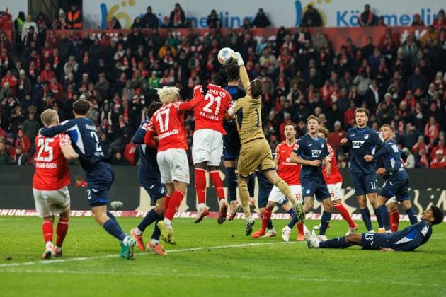 Oliver Baumann TSG Hoffenheim clears in front of Bendeict Hollerbach FSV Mainz 05 and Danny Da Costa FSV Mainz 05 , FSV Mainz 05 vs TSG Hoffenheim, Football, 1 Bundesliga, Matchday 11, Season 2025 2026, 21 11 2025 DFB regulations prohibit any use of photographs as image sequences and or quasi video FSV Mainz 05 vs TSG Hoffenheim, Football, 1 Bundesliga, Matchday 11, Season 2025 2026, 21 11 2025 Copyright: xEibner-Pressefoto AlexanderxNeisx EP_ANS