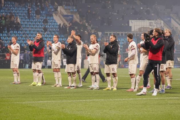 21 11 2025, xgrfx, Soccer 2 Bundesliga, VfL Bochum Dynamo Dresden v l The team celebrates the victory with the fans Dynamo Dresden DFL DFB REGULATIONS PROHIBIT ANY USE OF PHOTOGRAPHS as IMAGE SEQUENCES and or QUASI VIDEO Bochum
