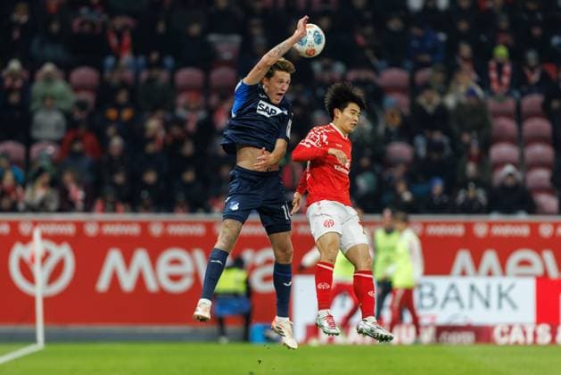 Wouter Burger TSG Hoffenheim in header duel with Sota Kaeasaki FSV Mainz 05 , FSV Mainz 05 vs TSG Hoffenheim, Football, 1 Bundesliga, Matchday 11, Season 2025 2026, 21 11 2025 DFB regulations prohibit any use of photographs as image sequences and or quasi video FSV Mainz 05 vs TSG Hoffenheim, Football, 1 Bundesliga, Matchday 11, Season 2025 2026, 21 11 2025 Copyright: xEibner-Pressefoto AlexanderxNeisx EP_ANS
