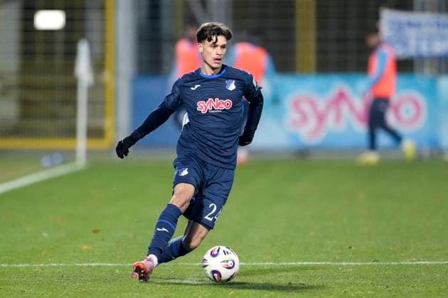 Luca Erlein (TSG II 24), am Ball, Freisteller, Ganzkörper, Einzelbild, Einzelfoto, Aktion, Action, 21.11.2025, Sinsheim (Deutschland), Fussball, 3. Liga, TSG 1899 Hoffenheim II - MSV Duisburg, DFB DFL REGULATIONS PROHIBIT ANY USE OF PHOTOGRAPHS AS IMAGE SEQUENCES AND OR QUASI-VIDEO. *** Luca Erlein TSG II 24 , on the ball, cropped, full body, single image, single photo, action, action, 21 11 2025, Sinsheim Germany , Soccer, 3 Liga, TSG 1899 Hoffenheim II MSV Duisburg, DFB DFL REGULATIONS PROHIBIT ANY USE OF PHOTOGRAPHS AS IMAGE SEQUENCES AND OR QUASI VIDEO xozx