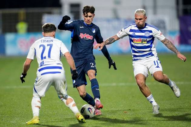 v li Can Coskun MSV, 27 , Luca Erlein TSG II 24 , Maximilian Dittgen MSV, 11 , duel, duel scene, duel, tackle, tackling, dynamics, action, action, 21 11 2025, Sinsheim Germany , Football, 3 Liga, TSG 1899 Hoffenheim II MSV Duisburg, DFB DFL REGULATIONS PROHIBIT ANY USE OF PHOTOGRAPHS AS IMAGE SEQUENCES AND OR QUASI VIDEO xozx