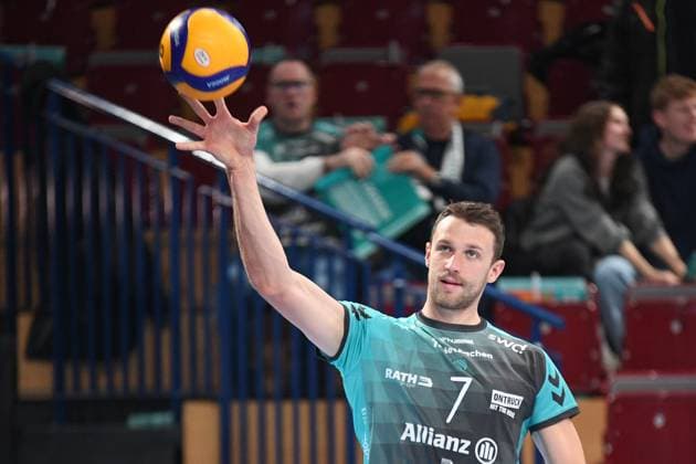 Jordan Alexander Canham Powervolleys Düren, 7 during warm-up, warm-up program, warm-up before the game, action, action,, 21 11 2025, Düren Germany , Volleyball, 1 Bundesliga Men, SWD Powervolleys Düren SVG Lüneburg xmhx