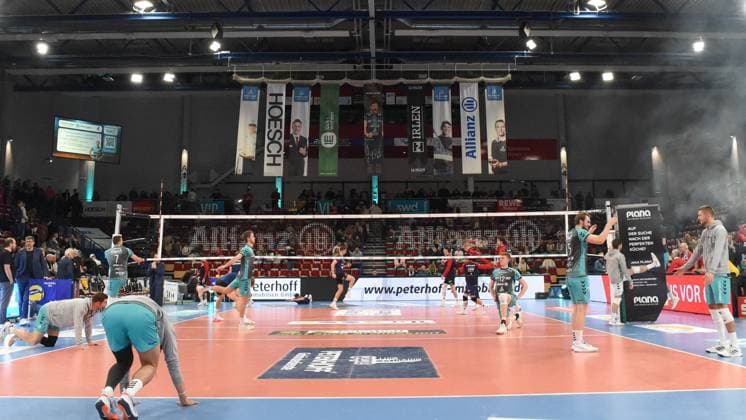 Düren and Lüneburg players warming up, warm-up program, warm-up before the game, action, action,, 21 11 2025, Düren Germany , Volleyball, 1 Bundesliga Men, SWD Powervolleys Düren SVG Lüneburg xmhx