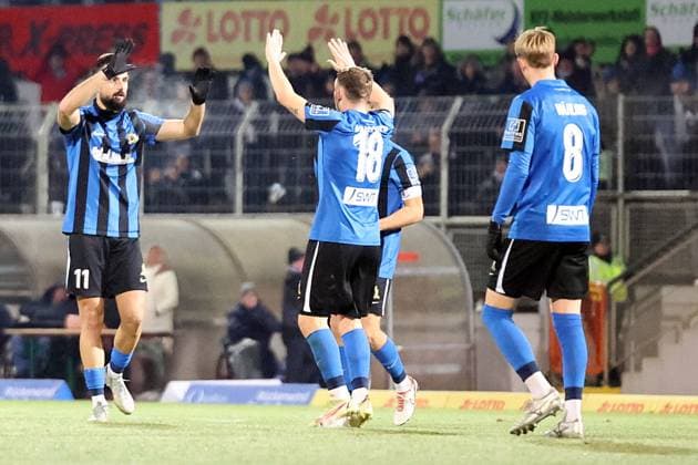 21 11 2025, xrekx, Fußball Regionalliga Suedwest, Eintracht Trier TSV Steinbach Haiger v l Torjubel nach dem Tor zum celebrating the goal celebrate 1 1 durch Damjan Marceta SV Eintracht Trier 05 DFL DFB REGULATIONS PROHIBIT ANY USE OF PHOTOGRAPHS as IMAGE SEQUENCES and or QUASI VIDEO Trier