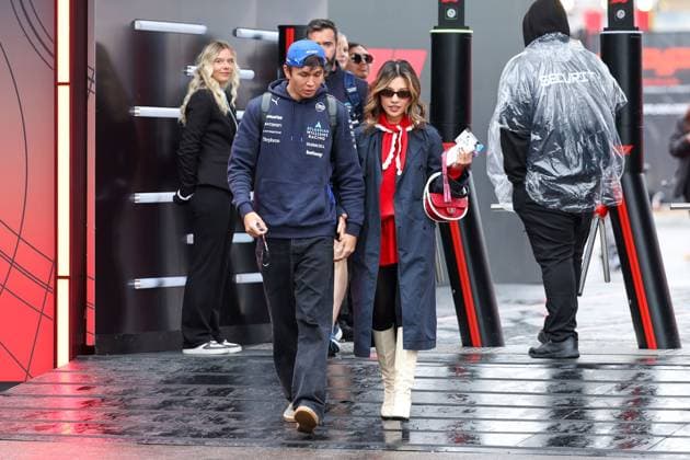 Partner Lily Muni He and Alexander Albon Atlassian Williams Racing 23 arrives at the paddock, Las Vegas Grand Prix, Motorsport, Men, Formula 1, 3 Free Practice, 21 11 2025 Las Vegas Nevada USA Copyright: xkolbert-press ChristianxKolbertx