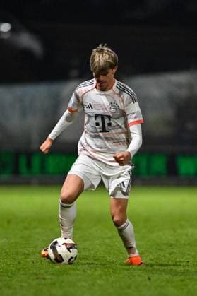 Regionalliga Bayern TSV Buchbach FC Bayern München II 21 11 2025 Buchbach, GERMANY 21 NOVEMBER on the ball Guido Della ROVERE FC Bayern München II 10 during the league match between TSV Buchbach and FC Bayern München II on matchday 19 of the Regionalliga Bayern at SMR Arena on 21 11 2025 Copyright: xBEAUTIFULxSPORTS Goldbergx
