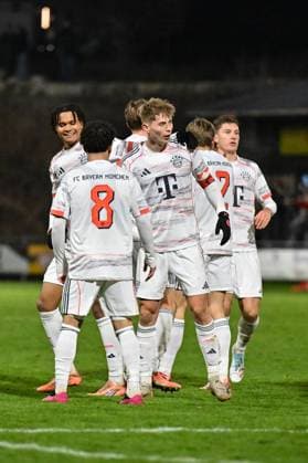 Regionalliga Bayern TSV Buchbach FC Bayern München II 21 11 2025 Buchbach, GERMANY 21 NOVEMBER Bayern Amateurs cheer after Anton HEINZ FC Bayern München II 7 Goal Goalscorer Joy Happy during the league match between TSV Buchbach and FC Bayern München II on matchday 19 of the Regionalliga Bayern at the SMR Arena on 21 11 2025 Copyright: xBEAUTIFULxSPORTS Goldbergx