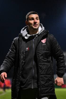 Regionalliga Bayern TSV Buchbach FC Bayern München II 21 11 2025 Buchbach, GERMANY 21 NOVEMBER in the picture Aleksandro PETROVIC Coach TSV Buchbach Single photo free pose during the league match between TSV Buchbach and FC Bayern München II on matchday 19 of the Regionalliga Bayern at the SMR Arena on 21 11 2025 Copyright: xBEAUTIFULxSPORTS Goldbergx