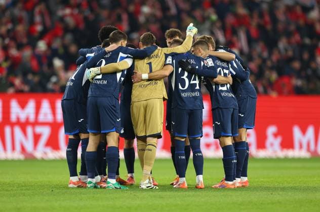 21 11 2025, Soccer Bundesliga, 1 FSV Mainz 05 TSG 1899 Hoffenheim, emonline, emspor, v l , Team circle before the match DFL DFB REGULATIONS PROHIBIT ANY USE OF PHOTOGRAPHS AS IMAGE SEQUENCES AND OR QUASI VIDEO xdcx Copyright: HMBxMedia Claus